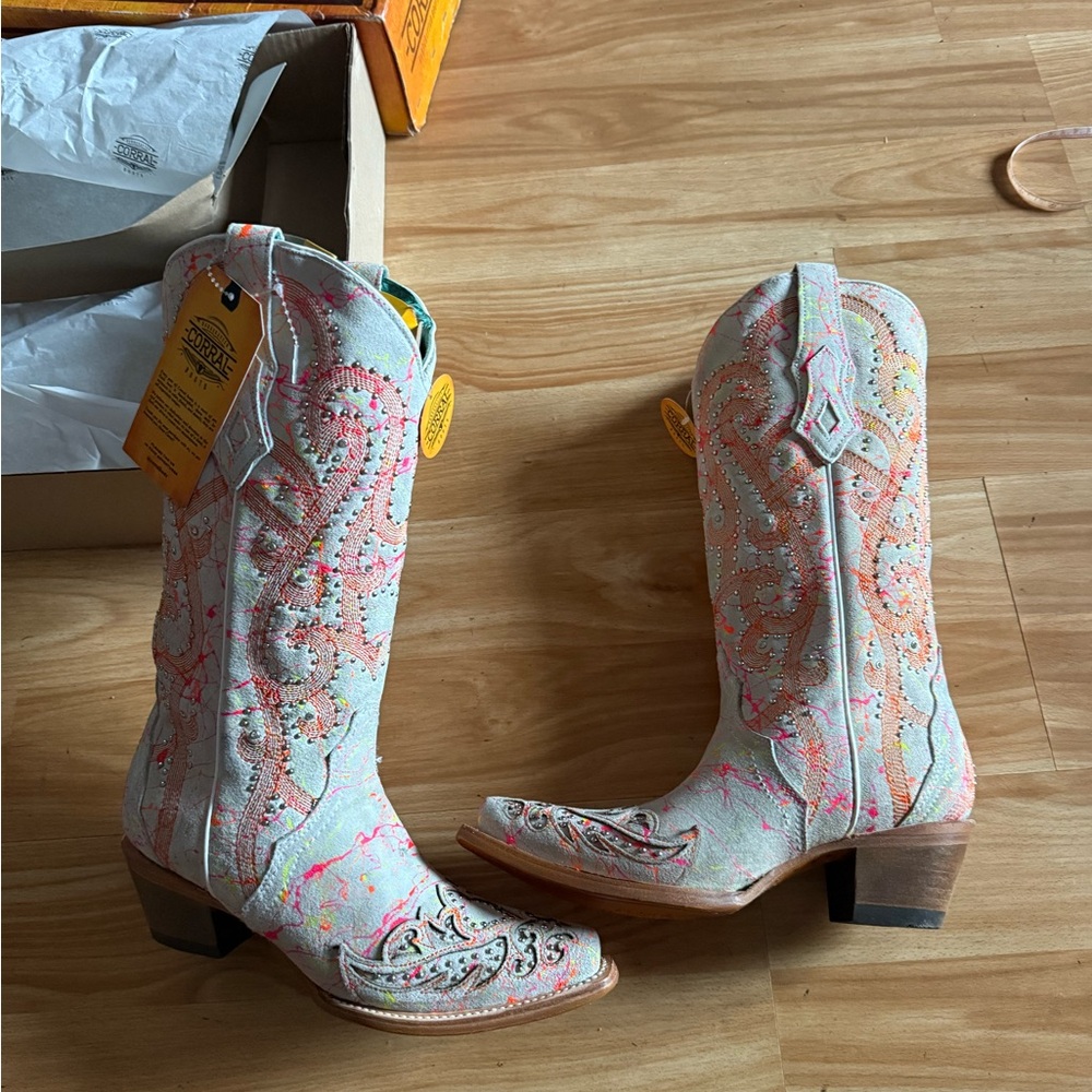 NIB Corral MULTICOLOR FLUORESCENT NEON EMBROIDERY & CRYSTALS WHITE COWBOY Boots